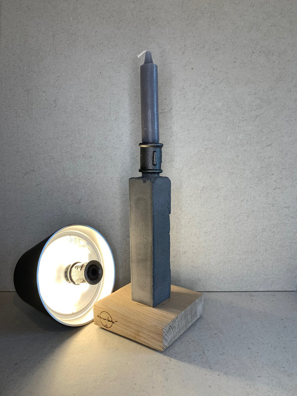 KARLI 17 cm - Betonsockel mit Eichenholzfuss kombiniert mit der Akkulampe „TOP“